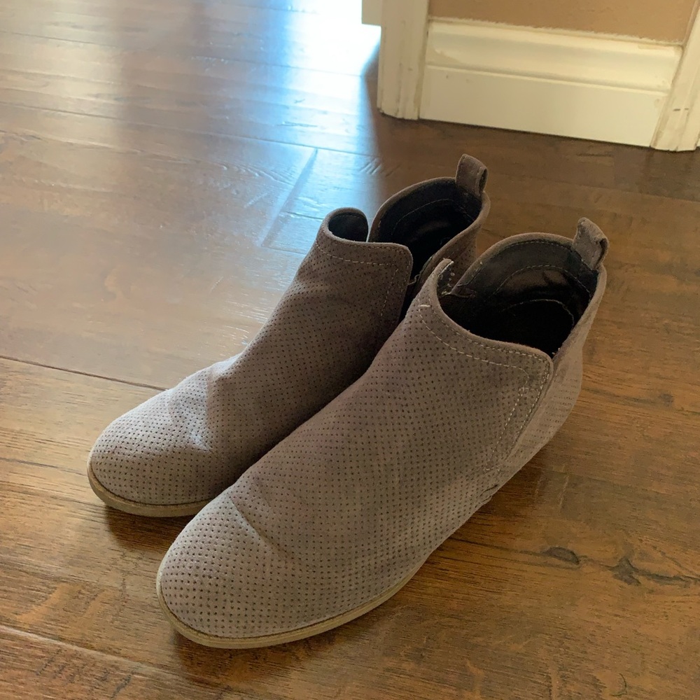 Universal Threads- Women’s Taupe Slip-On Booties